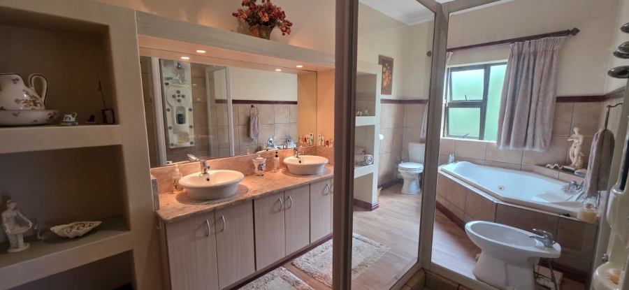 4 Bedroom Property for Sale in Stilbaai Wes Western Cape